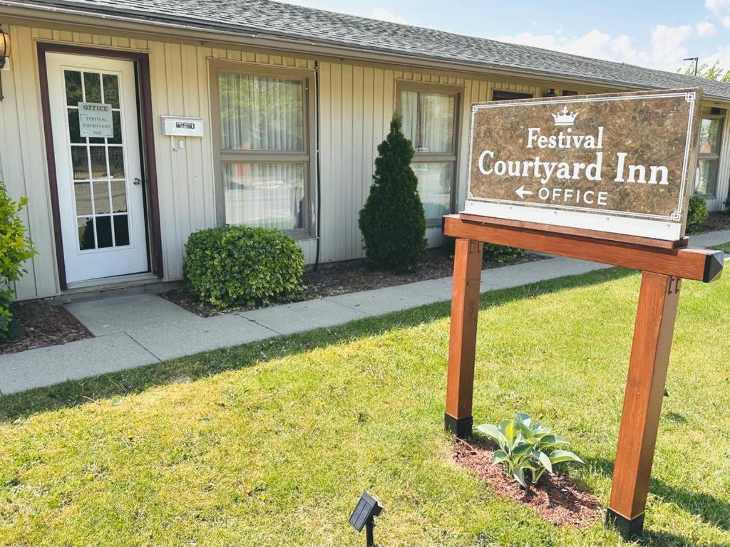 Festival Courtyard Inn Στράτφορντ Εξωτερικό φωτογραφία